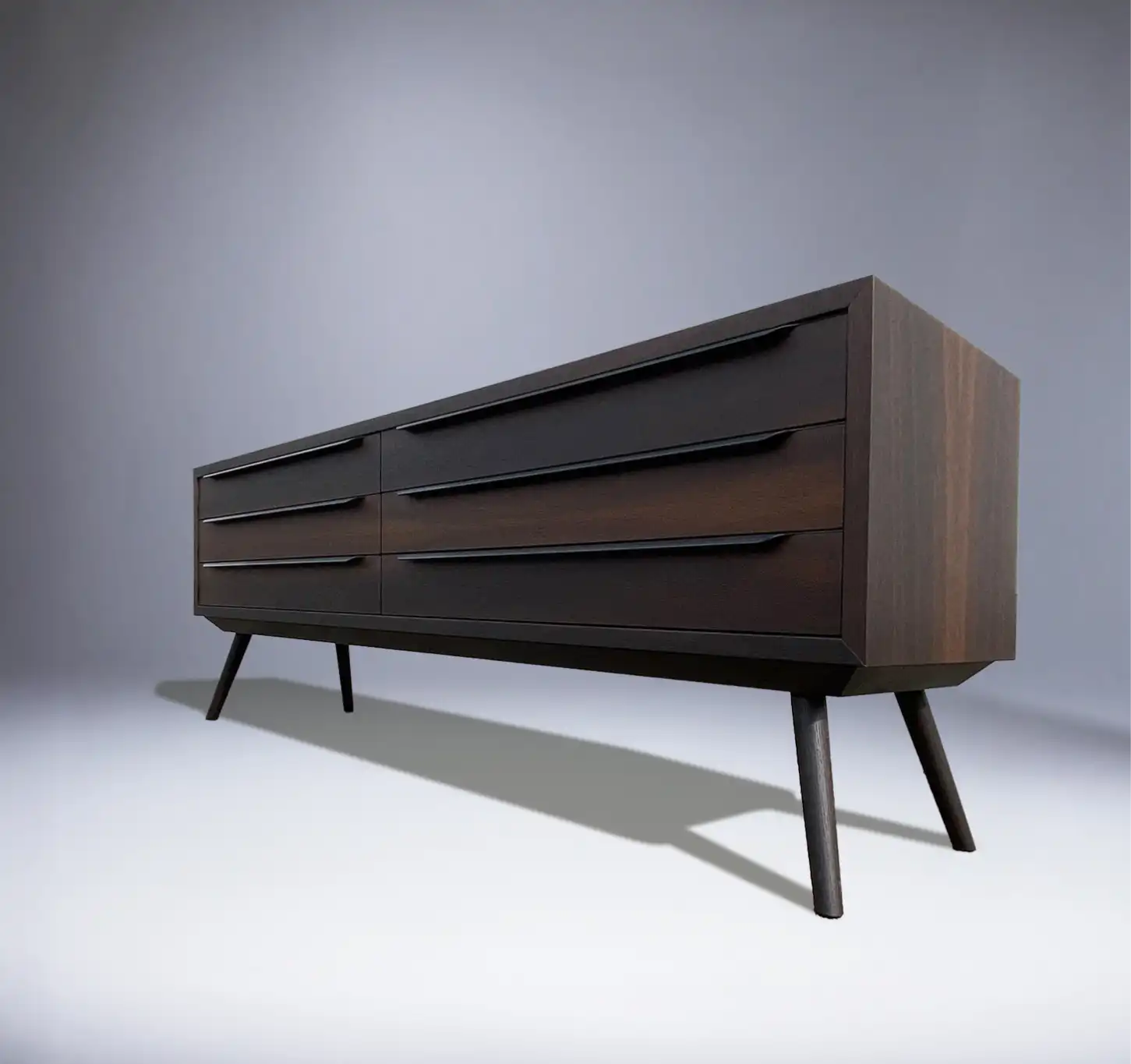 Sideboard aus Räuchereiche mit Schubkästen, innen Ahorn, auf schräg gestellten Schemelbeinen