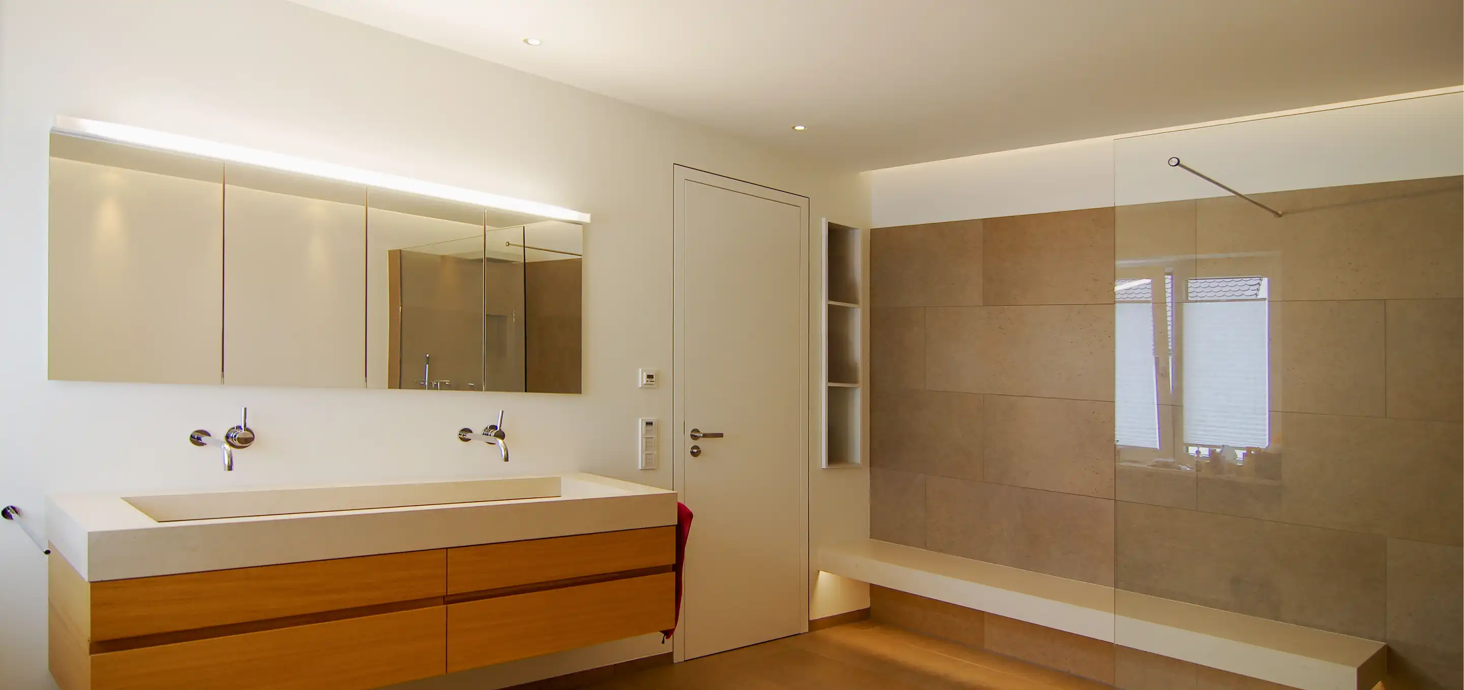 Badezimmer, Waschtisch mit maßgefertigtem Unterschrank aus Holz