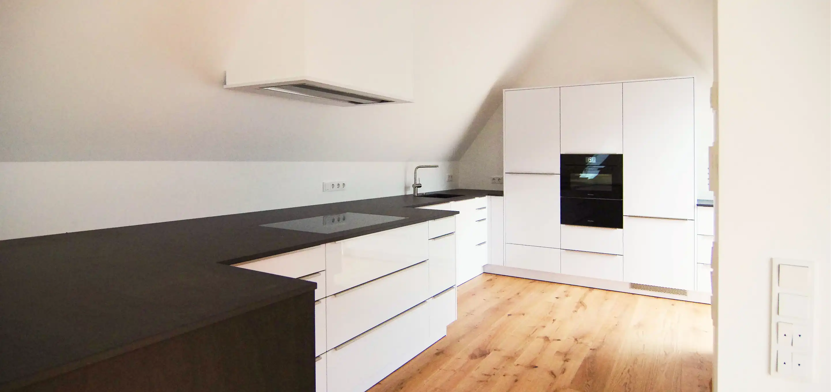 Helle Küche mit Kochinsel und Hochschränken, gebaut von Miller Objekt & Ladenbau